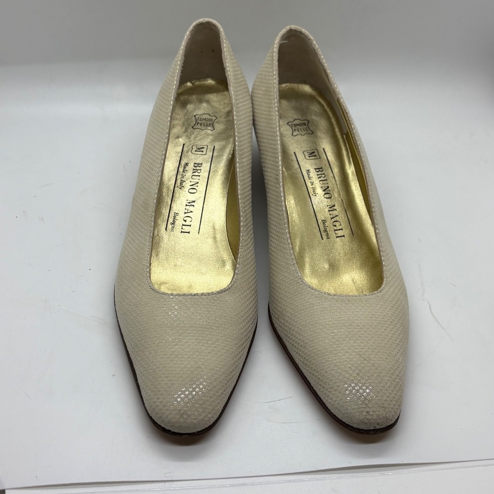 Bruno Magli Bologna Cream Textured Leather Low Block Heel Pumps Italy 7 AAAA